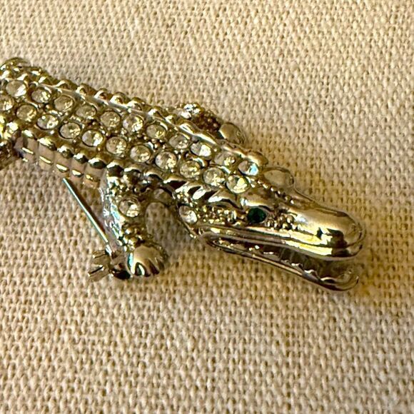 Alligator Silvertone Brooch with Clear Rhinestone Detail. - Picture 2 of 6